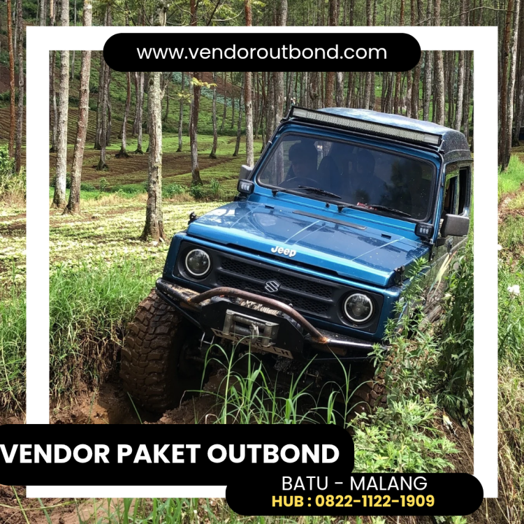 mobil offroad melintasi jalur hutan di kawasan Batu dengan peserta corporate dari Bandung