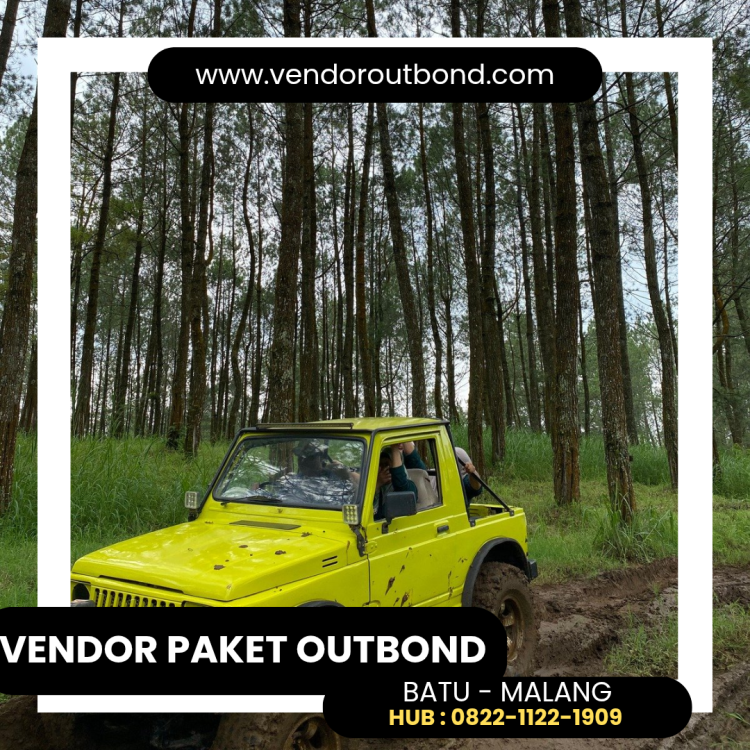 Mobil jeep offroad dan peserta outbound sedang mengikuti aktivitas team building