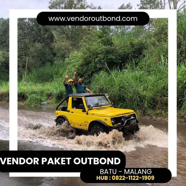 Peserta gathering Palembang menaiki jeep offroad menyusuri jalur hutan dan sungai kecil