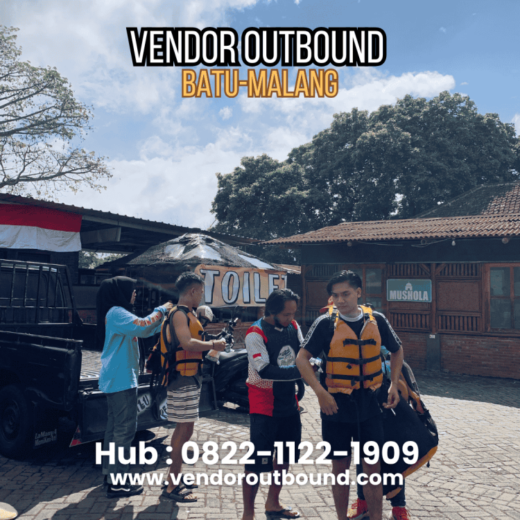 Instruktur memberikan pengarahan sebelum aktivitas outbound dimulai