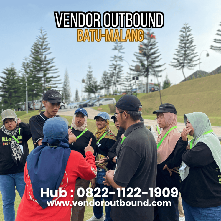 peserta outbound sedang berdiskusi menyelesaikan tantangan