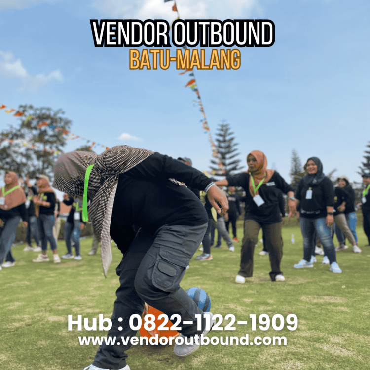 peserta outbound memainkan fun games di lapangan terbuka