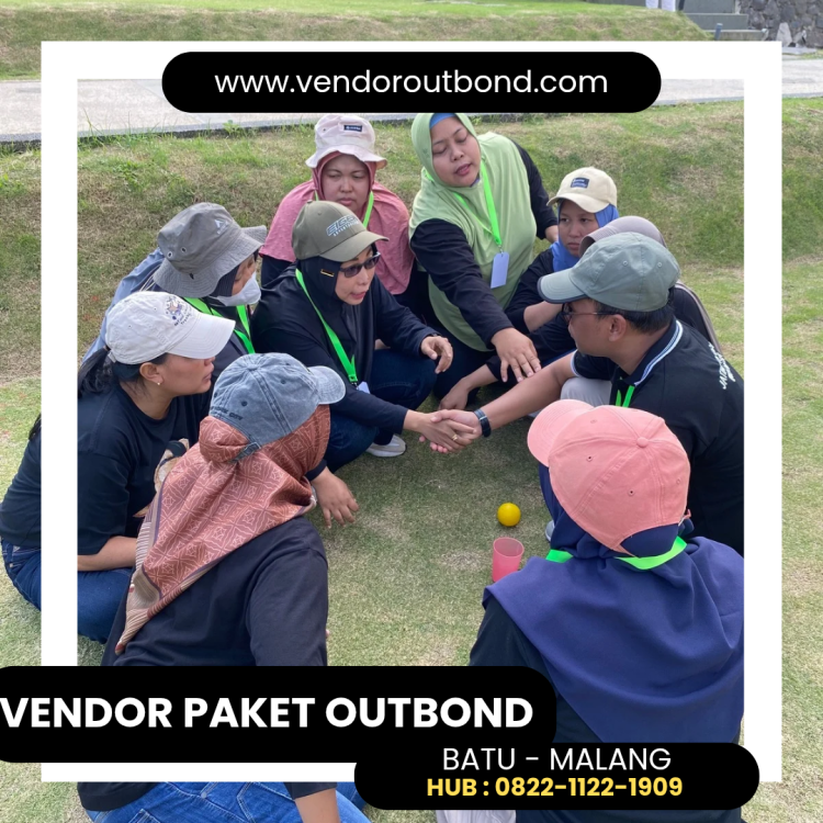 peserta outbound mengikuti sesi motivasi di area terbuka
