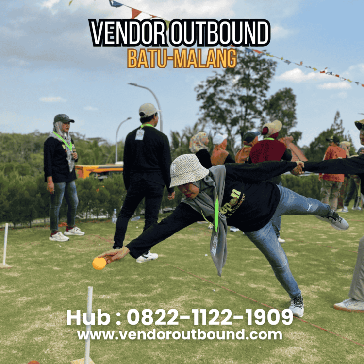 Aktivitas outbound tim perusahaan sedang mengikuti permainan kerja sama di alam terbuka