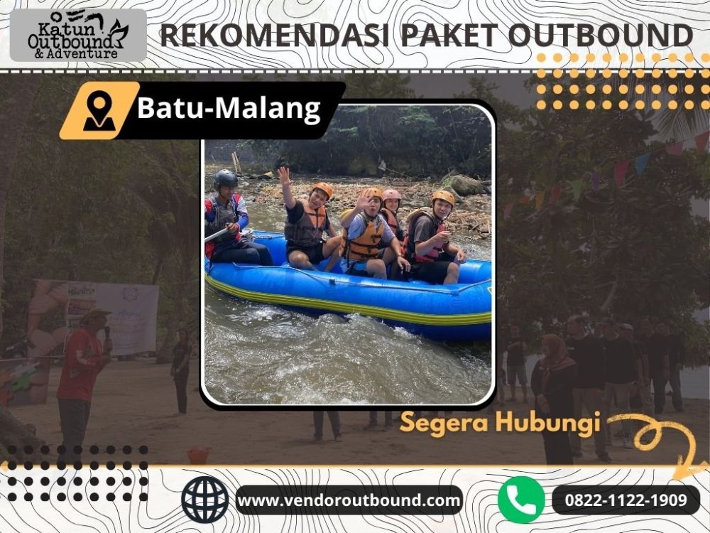 Foto bersama seluruh peserta rafting yang melambaikan tangan dengan latar belakang sungai dan perahu di Malang.