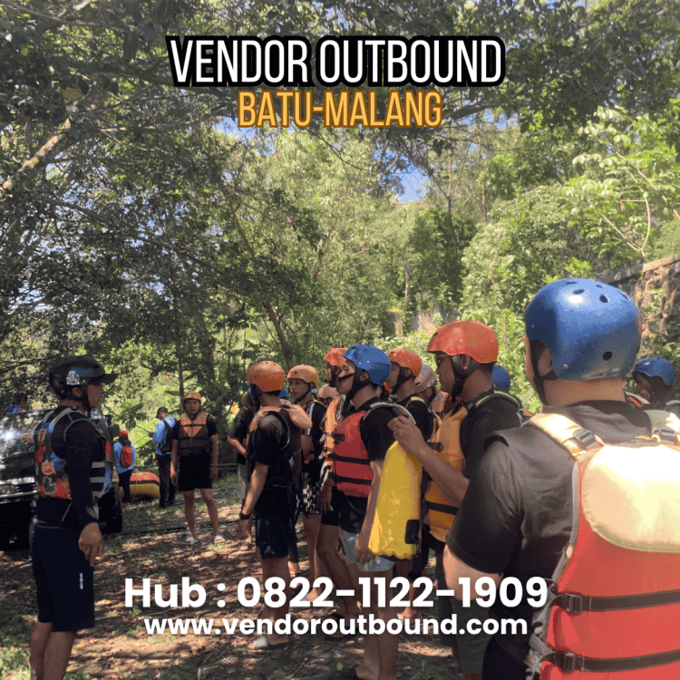 Instruktur outbound sedang memberikan arahan sebelum kegiatan dimulai