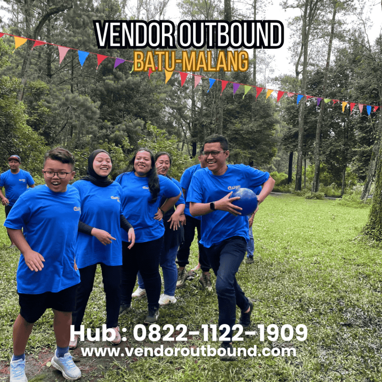Tim kantor mengikuti permainan kreatif pada kegiatan outbound