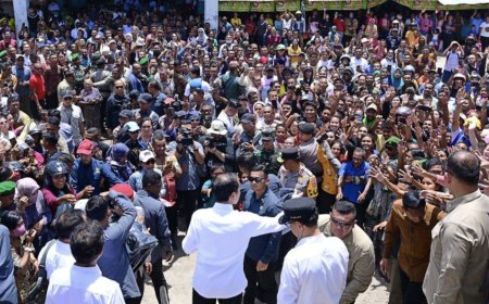Presiden Jokowi Berinteraksi dengan Pedagang saat Kunjungi Pasar Rakyat Kefamenanu
