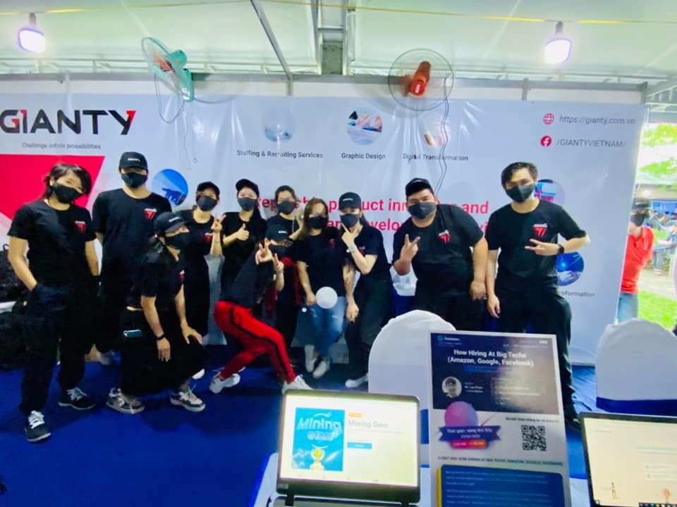 Tập thể các thành viên Gianty và Gambaru tại CSE Job Fair 2022