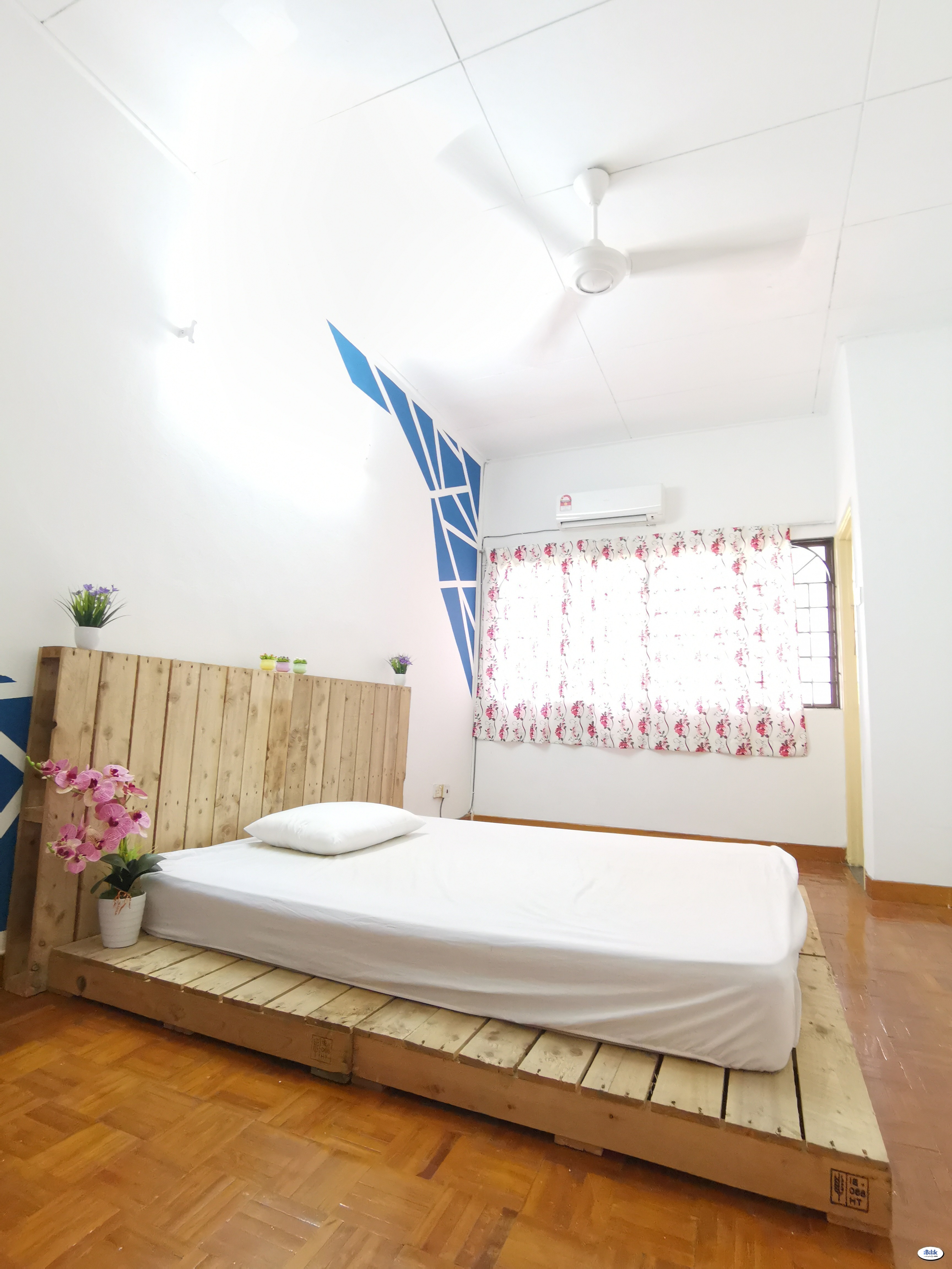 Attached 🚽 Middle Room at BU7, Bandar Utama Near Centre point Bandar