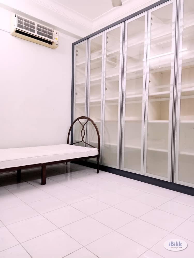 Find Room For Rent Homestay For Rent 0 Deposit Single Room With Multi Use Wardrobe At Kota Kemuning Walking Distance To Aeon Big Bukit Rimau 5min Drive To Gamuda Walk Kota Kemuning