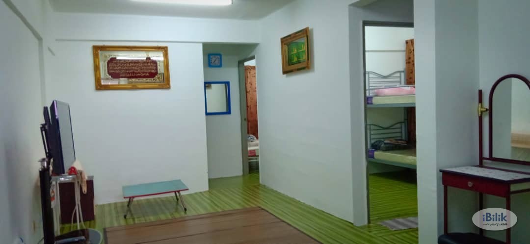 Find Room For Rent/Homestay For Rent Middle Room at Precinct 9 