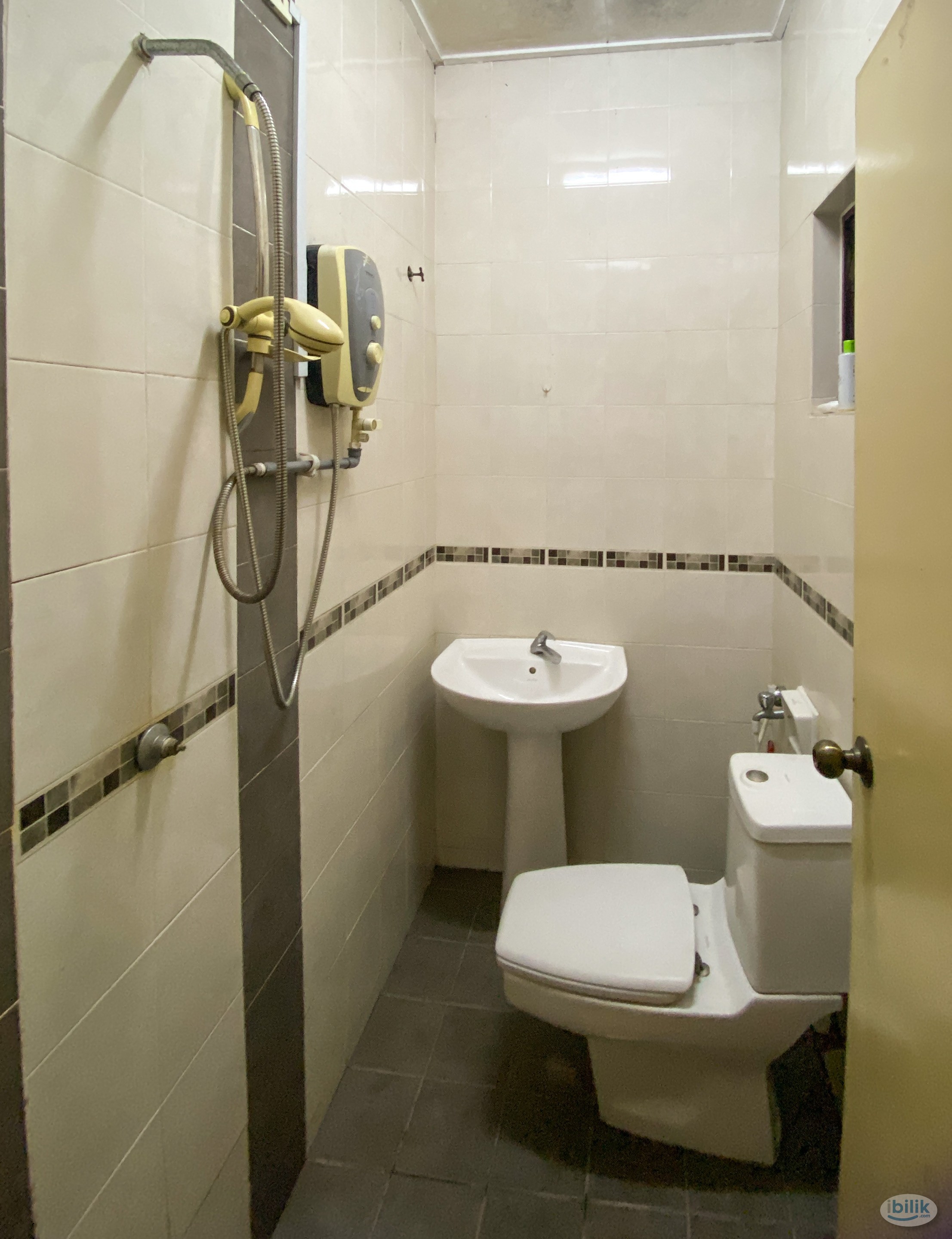 [Seksyen 13] Room attached private bathroom‼️ Free Wi-Fi, Free Car