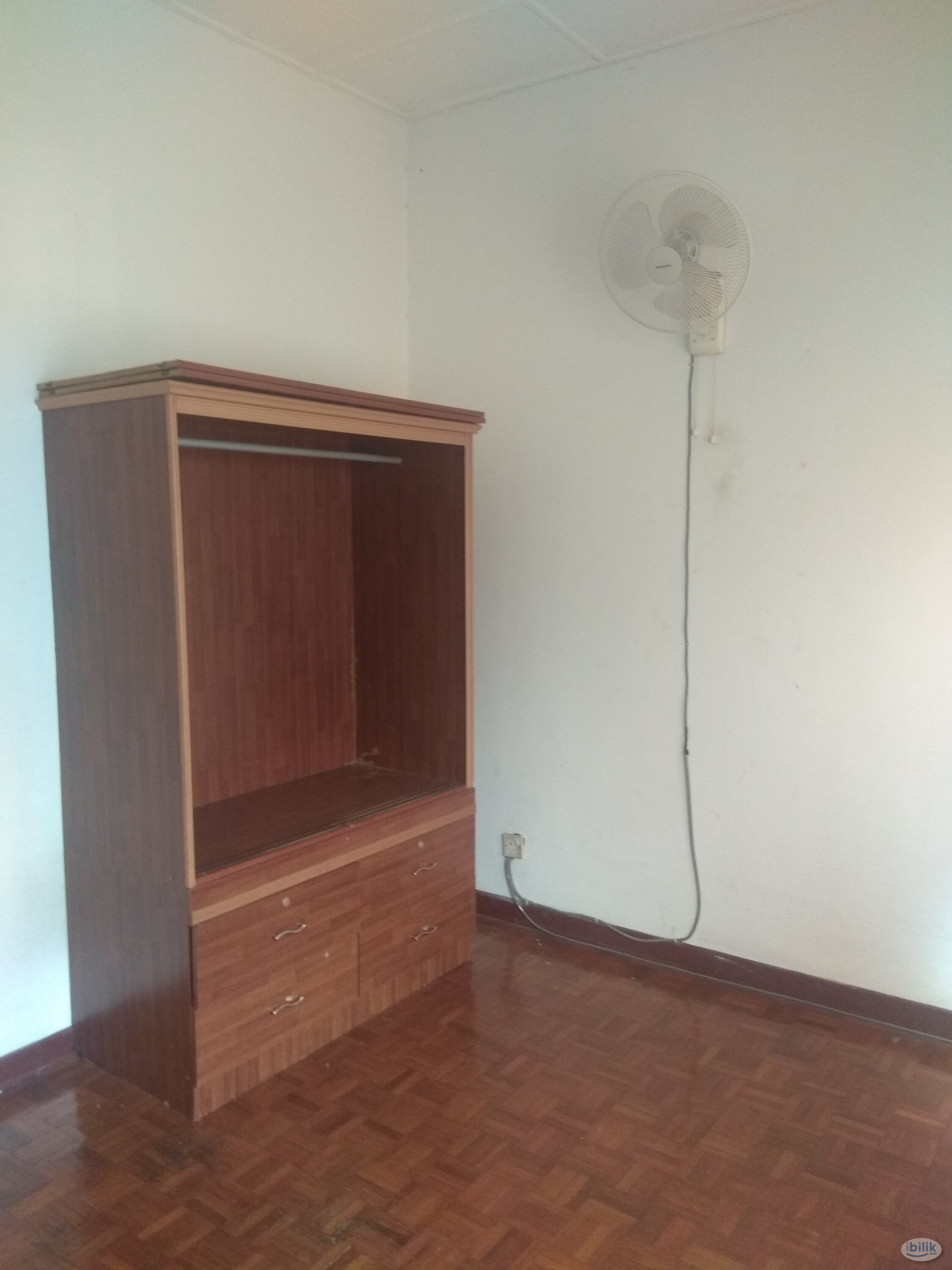 An upstairs medium room for rent in usj 6 Room For Rent in