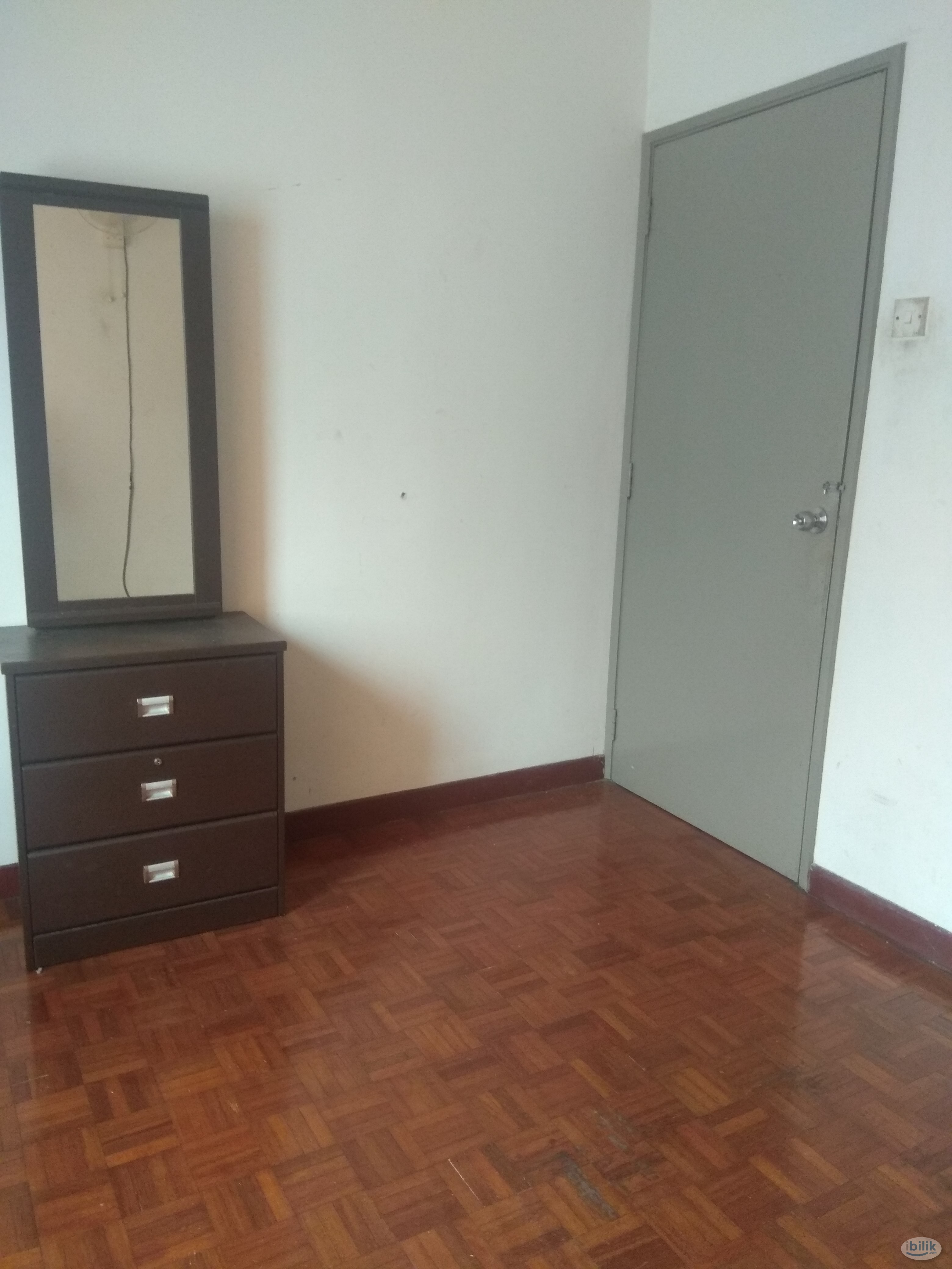 An upstairs medium room for rent in usj 6 Room For Rent in