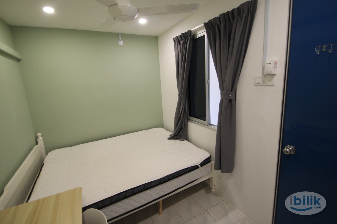 near LRT Medium Bed room with Aircond Kenanga Point LRT Pudu LRT Hang