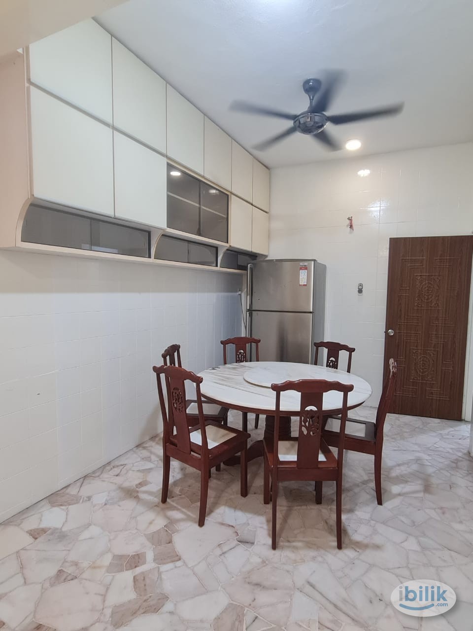 Big Middle Room at Gurney RM900, walking distance to Gurney Drive