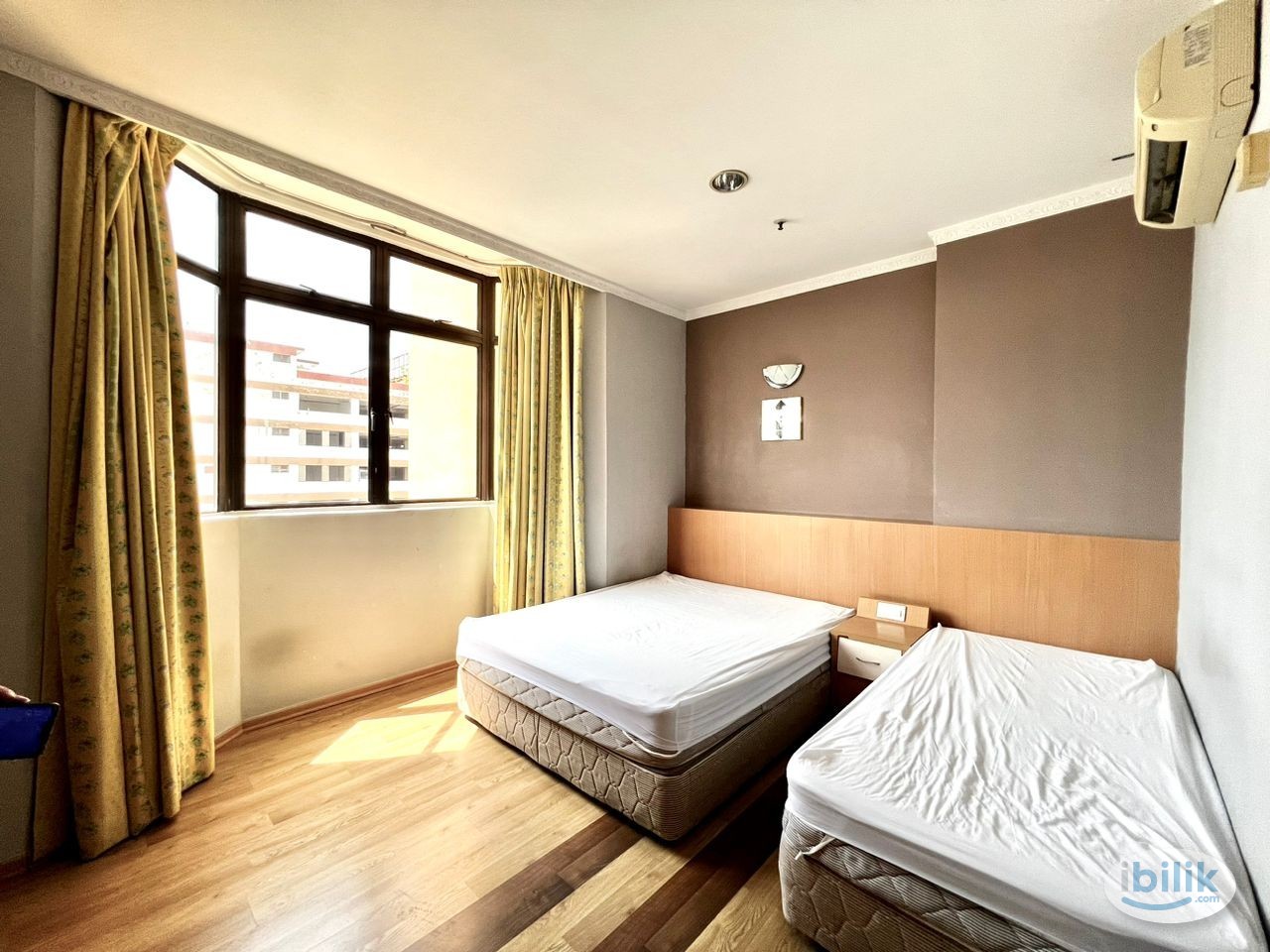 Queen + Single Bed Room Grand View Hotel Room For Rent in