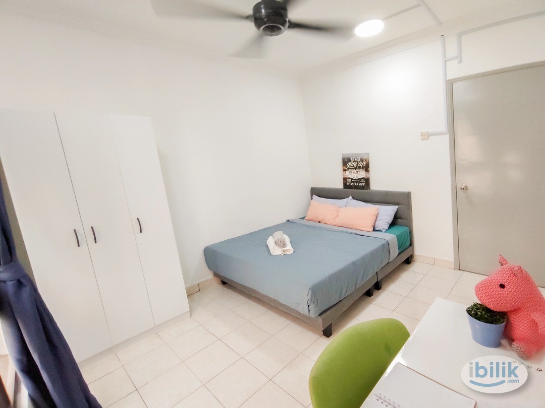 Medium Room with Window & A/C at Palm Spring Kota Damansara near MRT