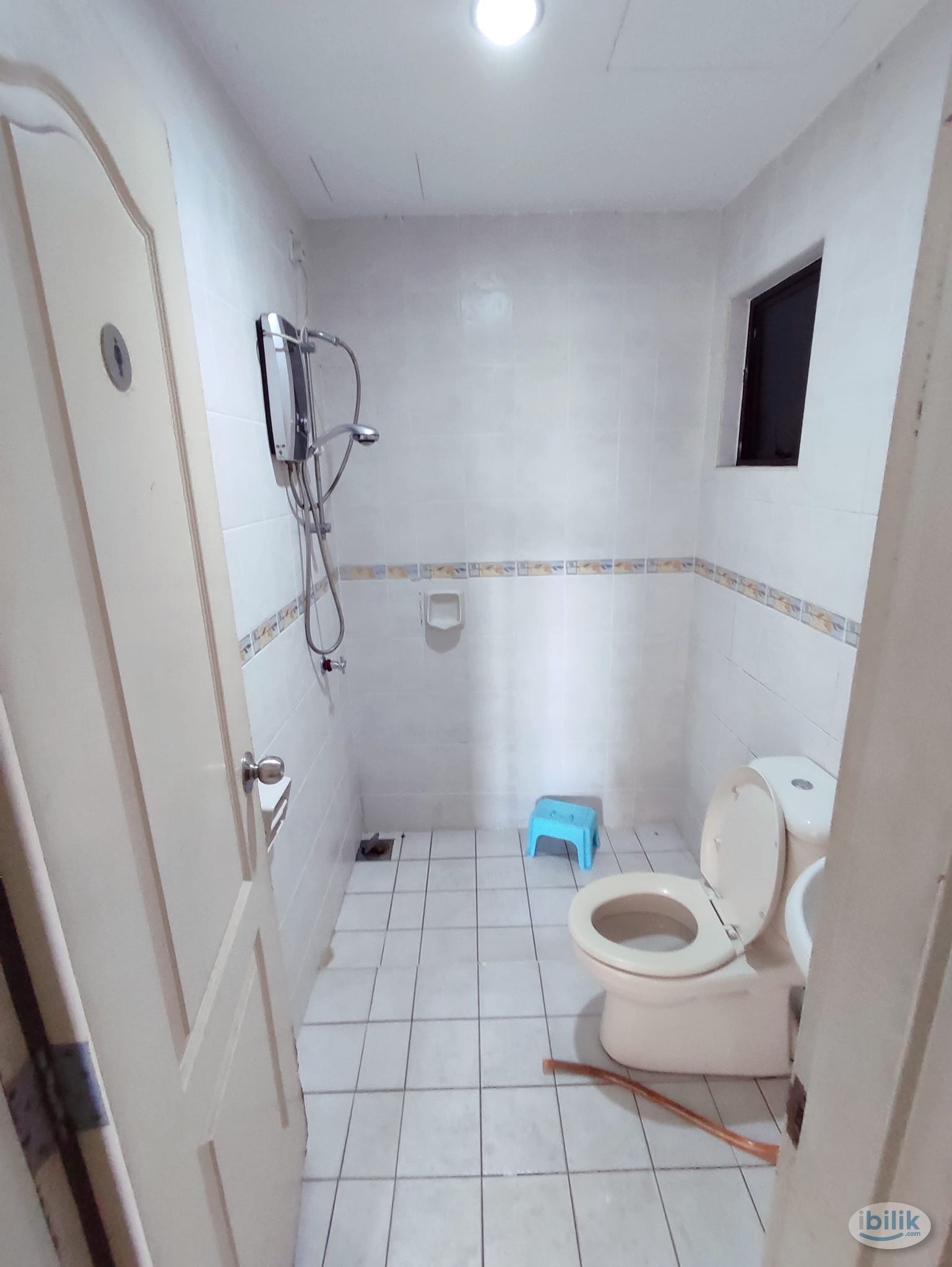 Image 1 of vacant middle room for rent at pelangi utama - Room rental in 