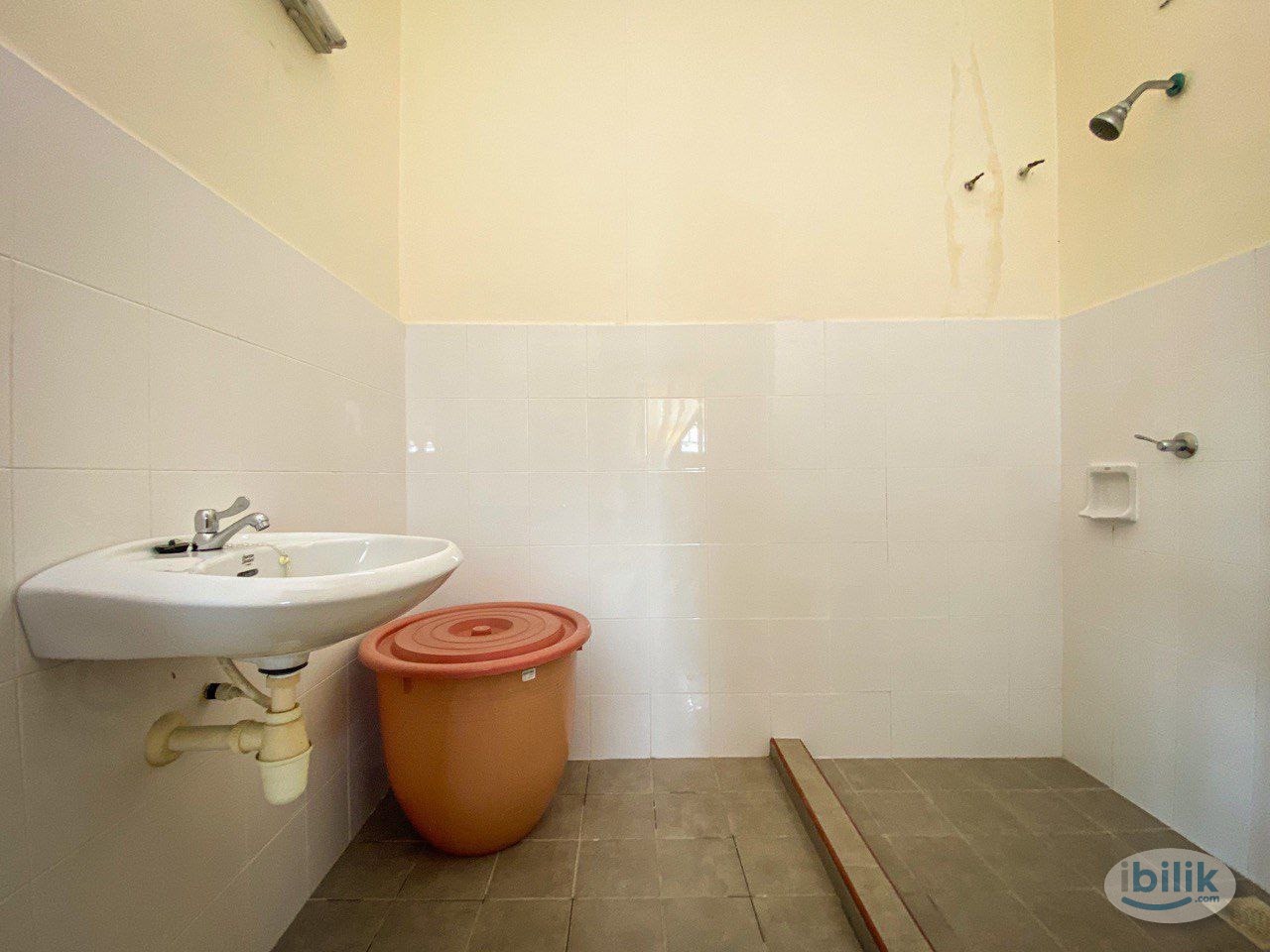 Middle Room at Taman Desa Kasia, Nilai, Negeri Sembilan Room For Rent in