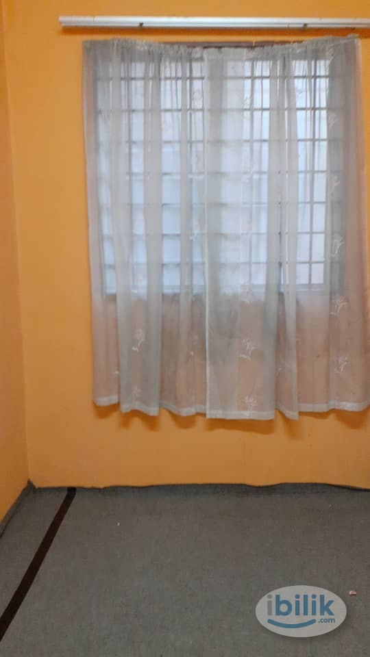 House to rent at Taman Pinggiran Batu Caves, Batu Caves Room For Rent in