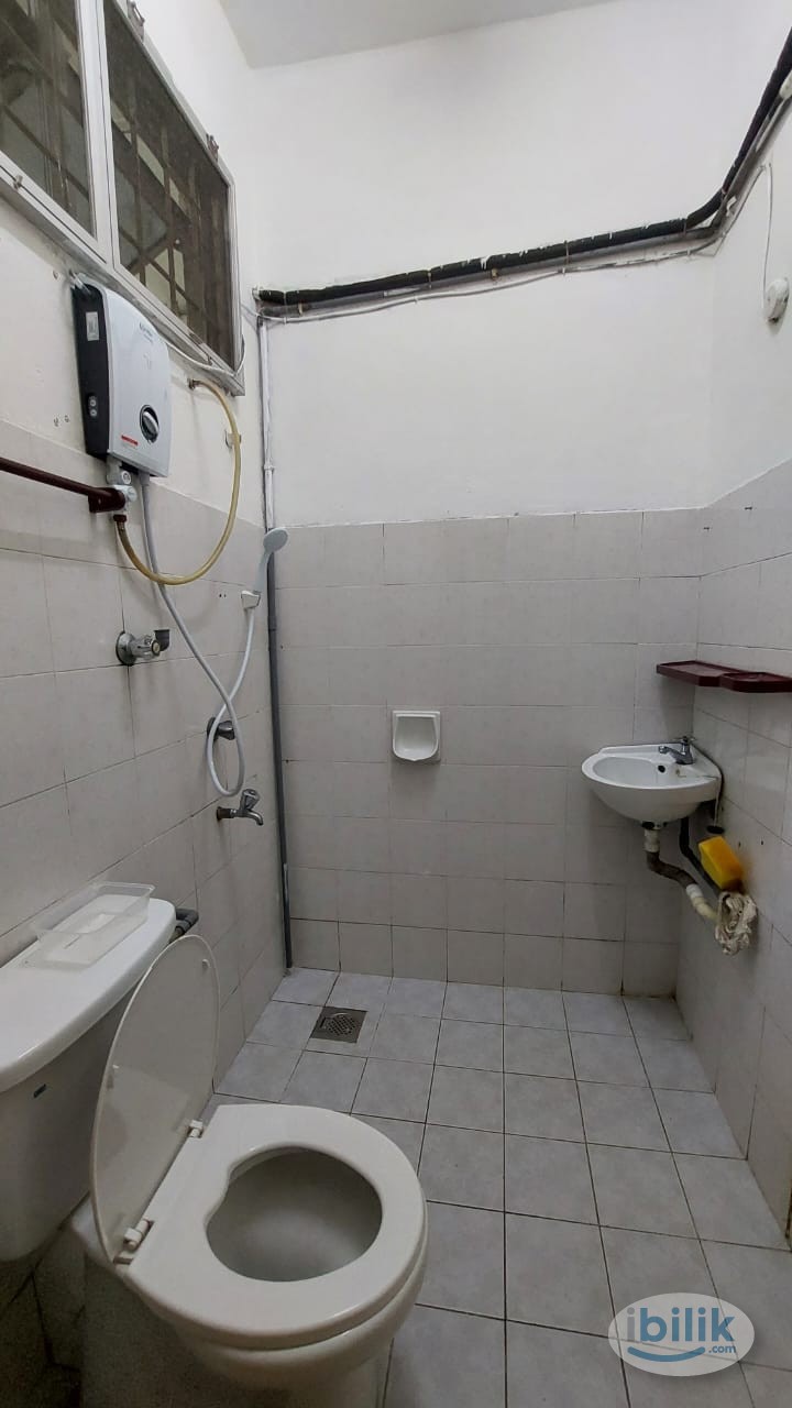 Near One Utama ROOM FOR RENT (Walking instance to One Utama) Room For
