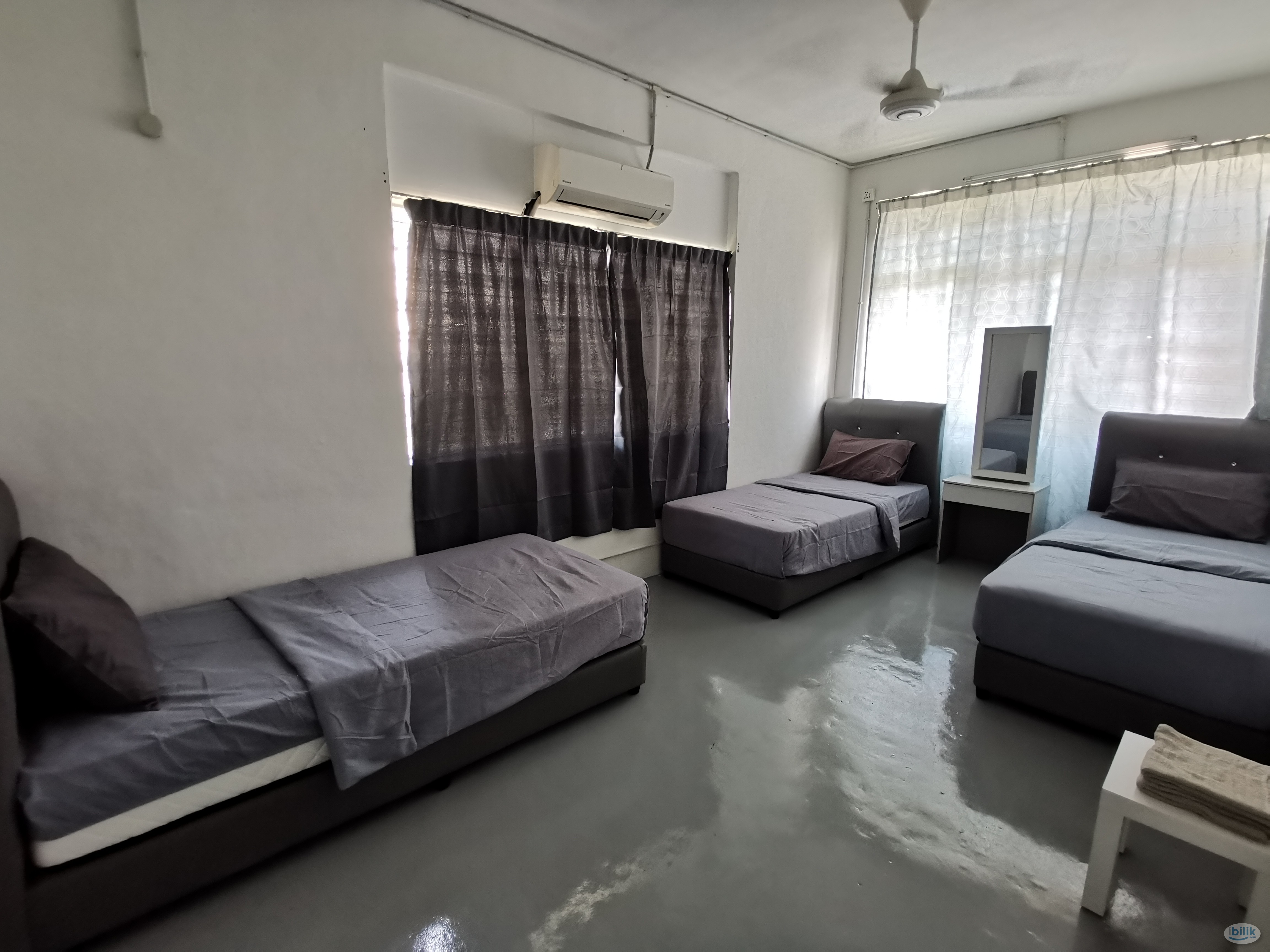 Furnished Aircond TRIPLE Room (3 SINGLE BEDS) included