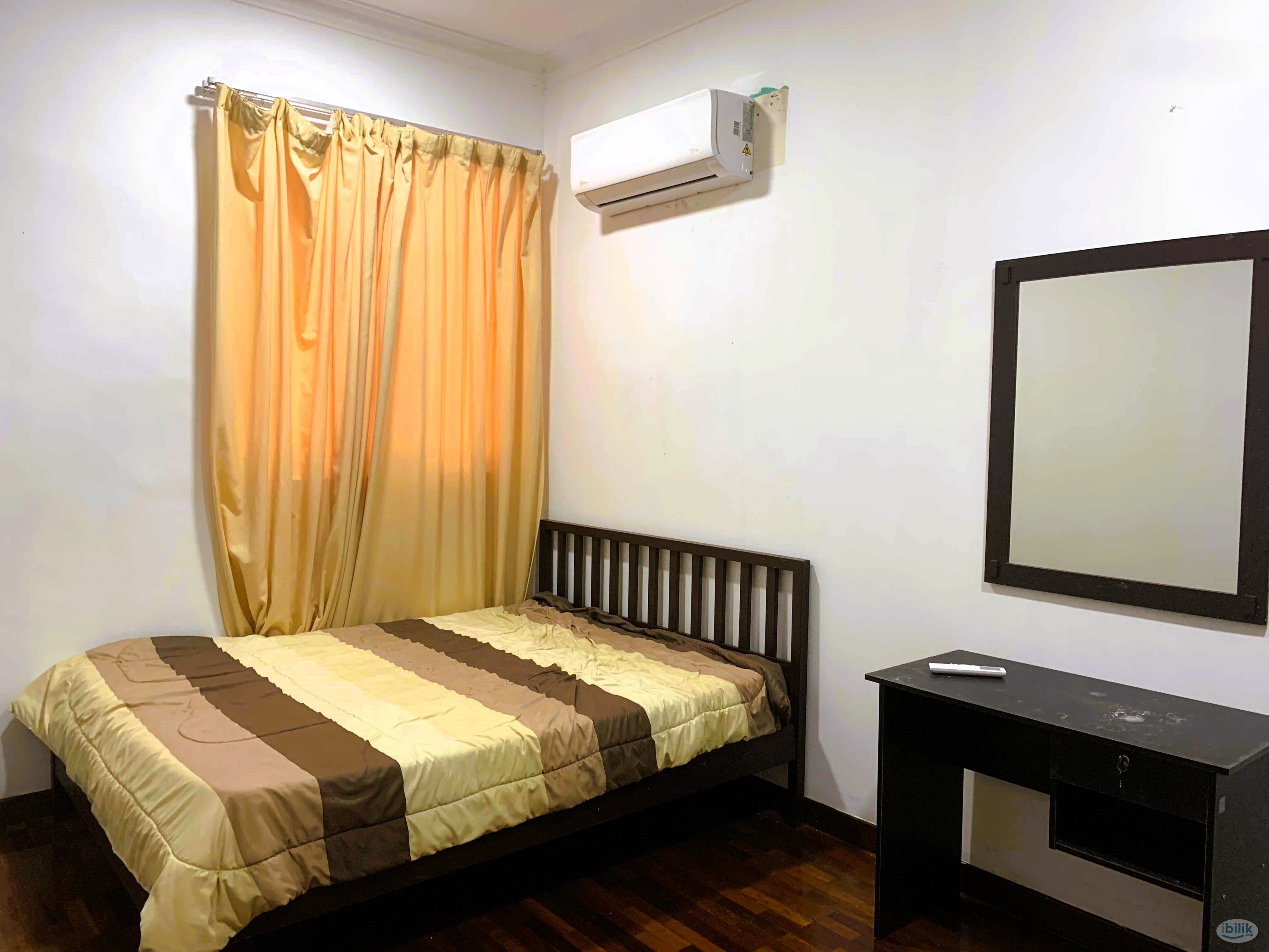 🚗Queen Size BIG Medium AC room, Male only, 8mins to Publika🚗 Menara ...