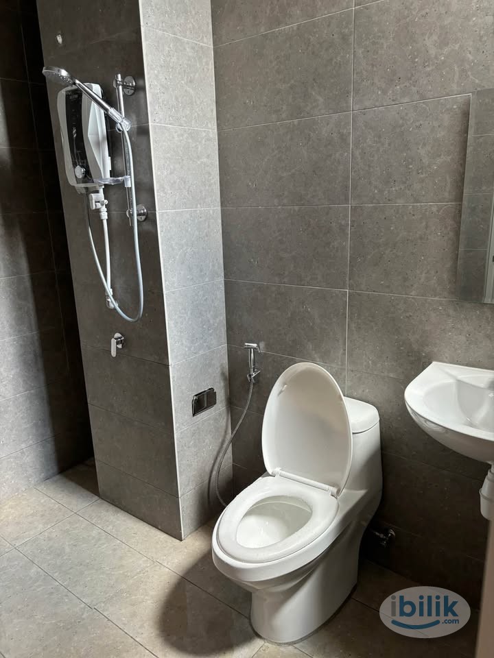 Image 3 of [Verando Residence] All Chinese Unit Medium Room with Balcony Rent with Bed, Mattress, Aircond, Wardrobe, Table & Chair Near Bandar Sunway - Room rental in 