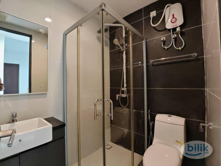 Image 2 of Medium Room at KINGSBAY, DANGA BAY For Rent, LOW DEPOSIT, NEAR TO CIQ - Room rental in 