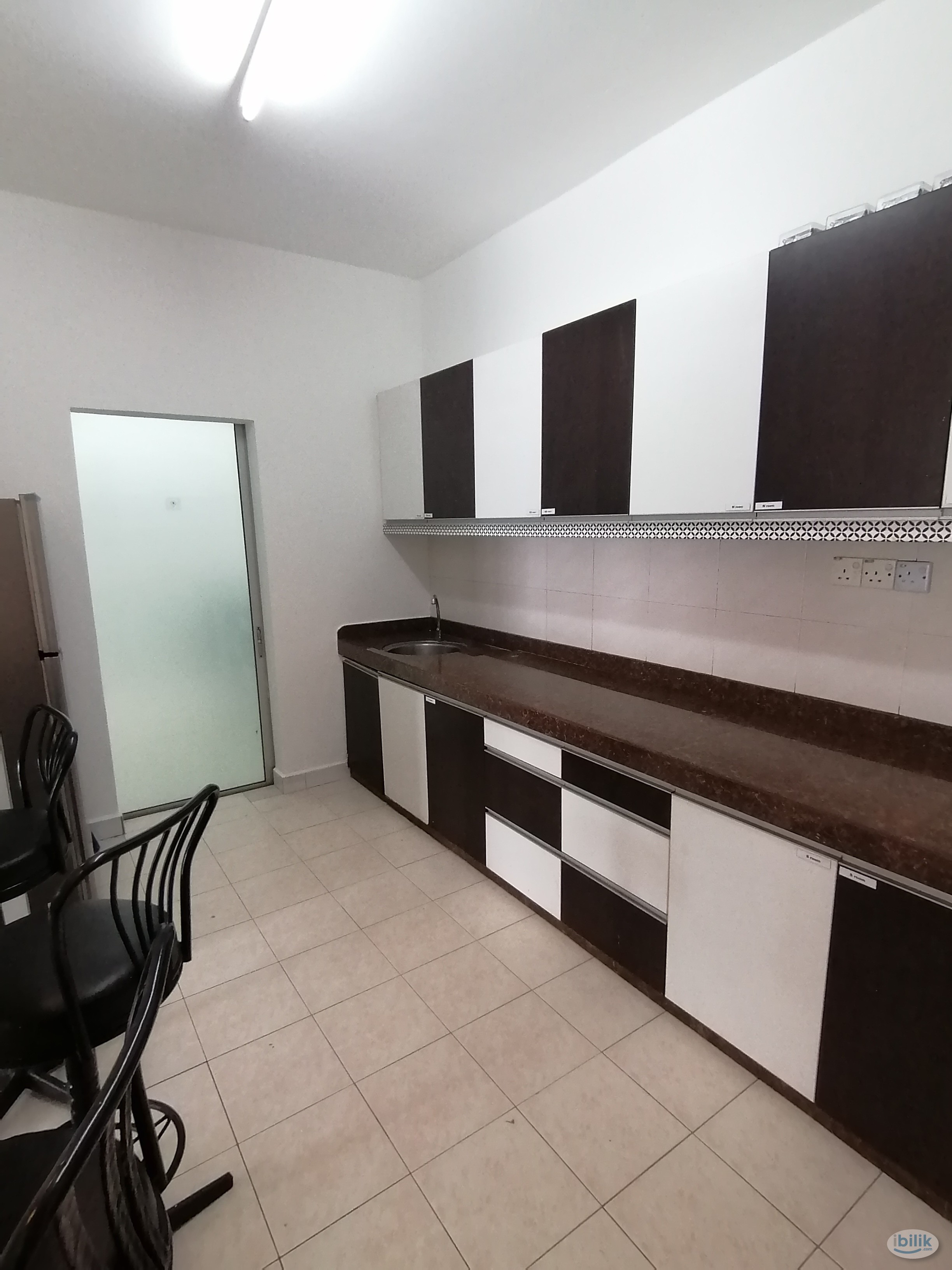 Image 2 of ==Mix unit==Master Bedroom for Rent at Suriamas Condominium - Room rental in 