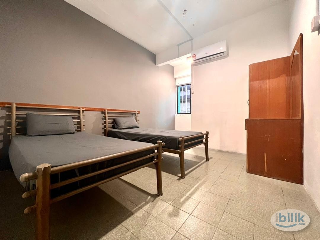 Image 1 of 🌇 Steps from JB City Square🍜🛒 Cozy room, private bath & blazing-fast WiFi! 💻✨ - Room rental in 
