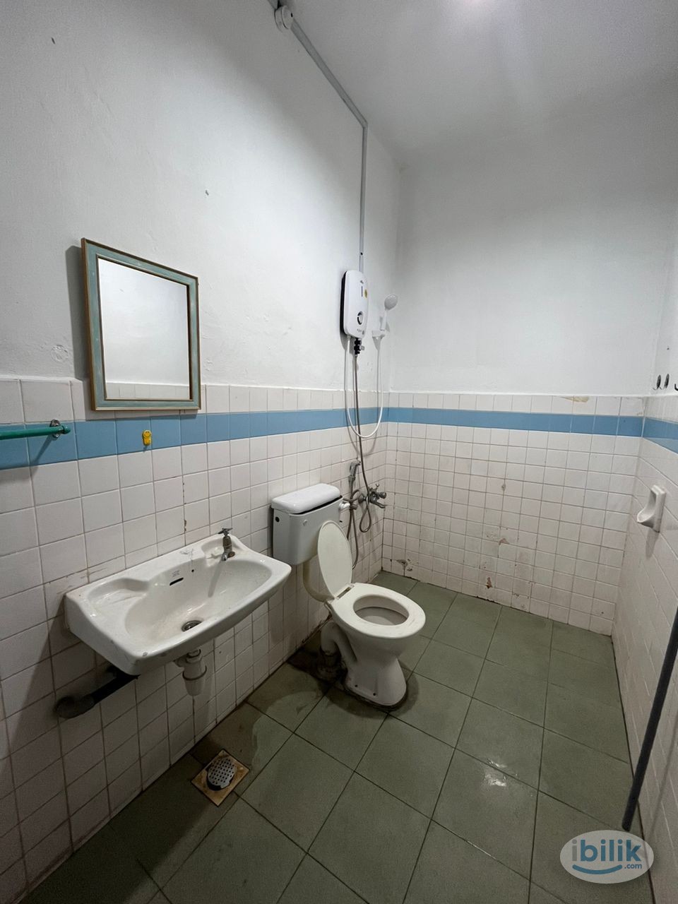 Image 3 of 🌇 Steps from JB City Square🍜🛒 Cozy room, private bath & blazing-fast WiFi! 💻✨ - Room rental in 
