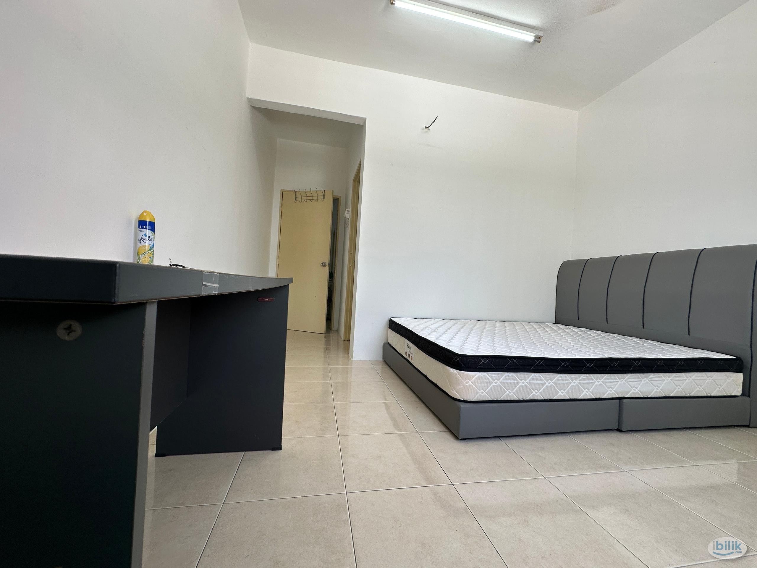 Image 1 of Master Room at D'Piazza Condominium, Bayan Baru - Room rental in 