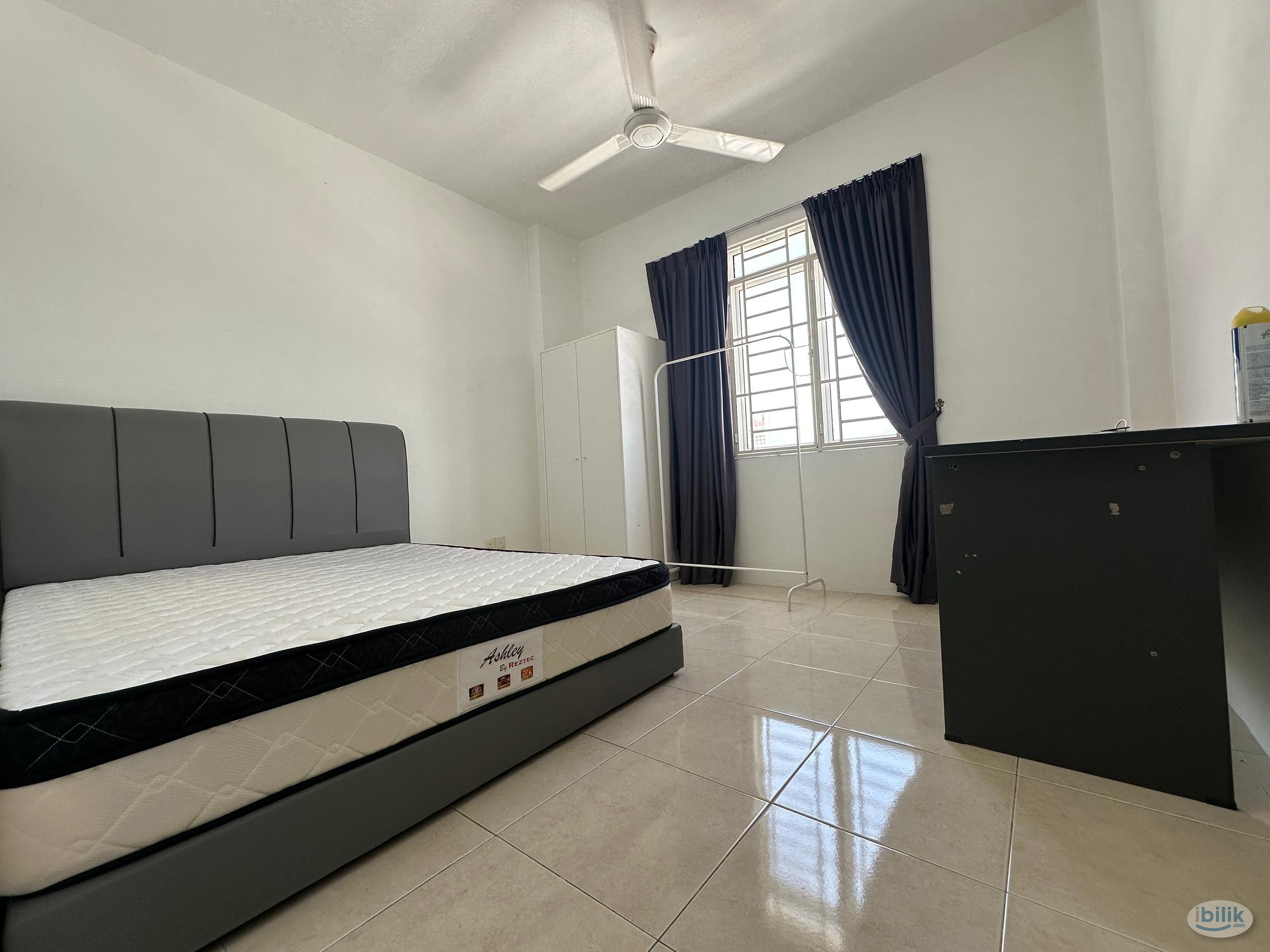 Image 2 of Master Room at D'Piazza Condominium, Bayan Baru - Room rental in 