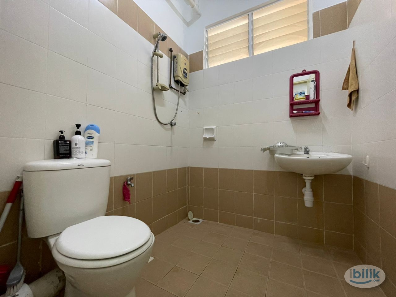 Image 3 of Master Room at D'Piazza Condominium, Bayan Baru - Room rental in 