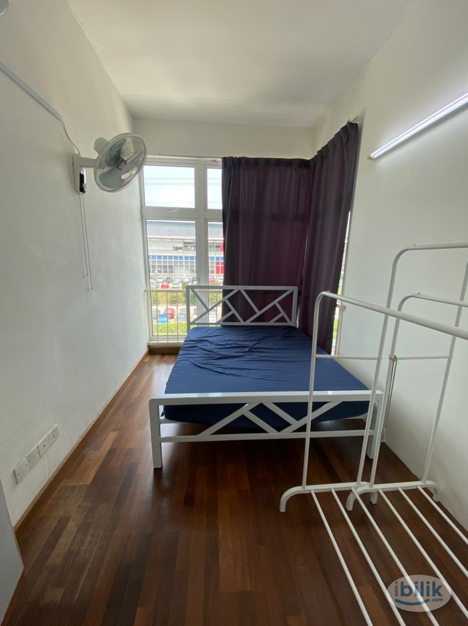 Image 1 of LRT TAMAN PARAMOUNT Middle Room with queen bed at TamanParamount - Room rental in 