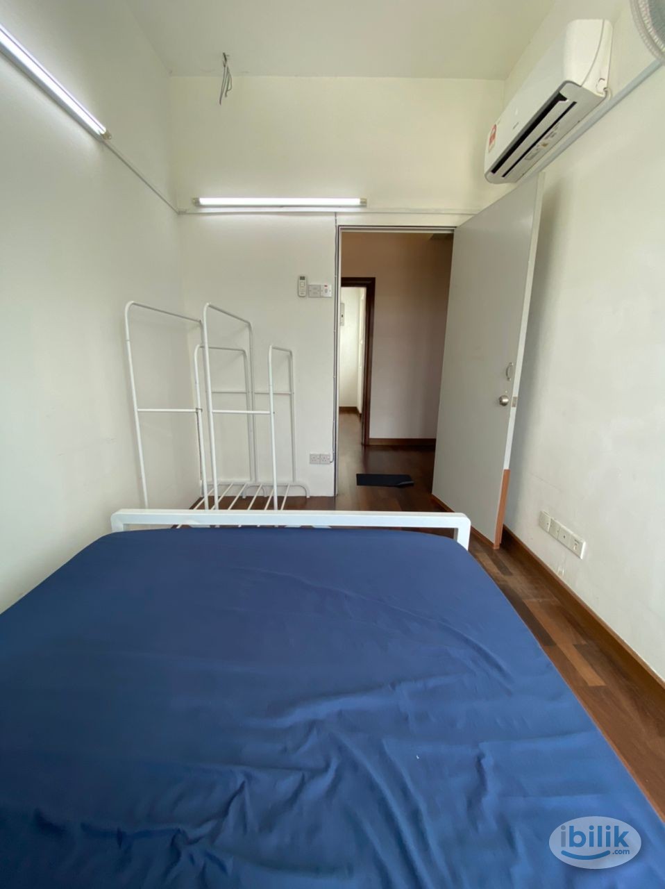 Image 2 of LRT TAMAN PARAMOUNT Middle Room with queen bed at TamanParamount - Room rental in 