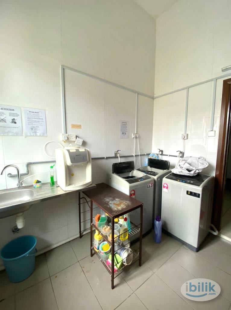 Image 3 of LRT TAMAN PARAMOUNT Middle Room with queen bed at TamanParamount - Room rental in 