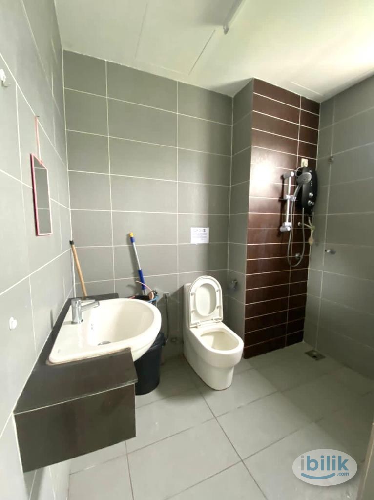 Image 4 of LRT TAMAN PARAMOUNT Middle Room with queen bed at TamanParamount - Room rental in 