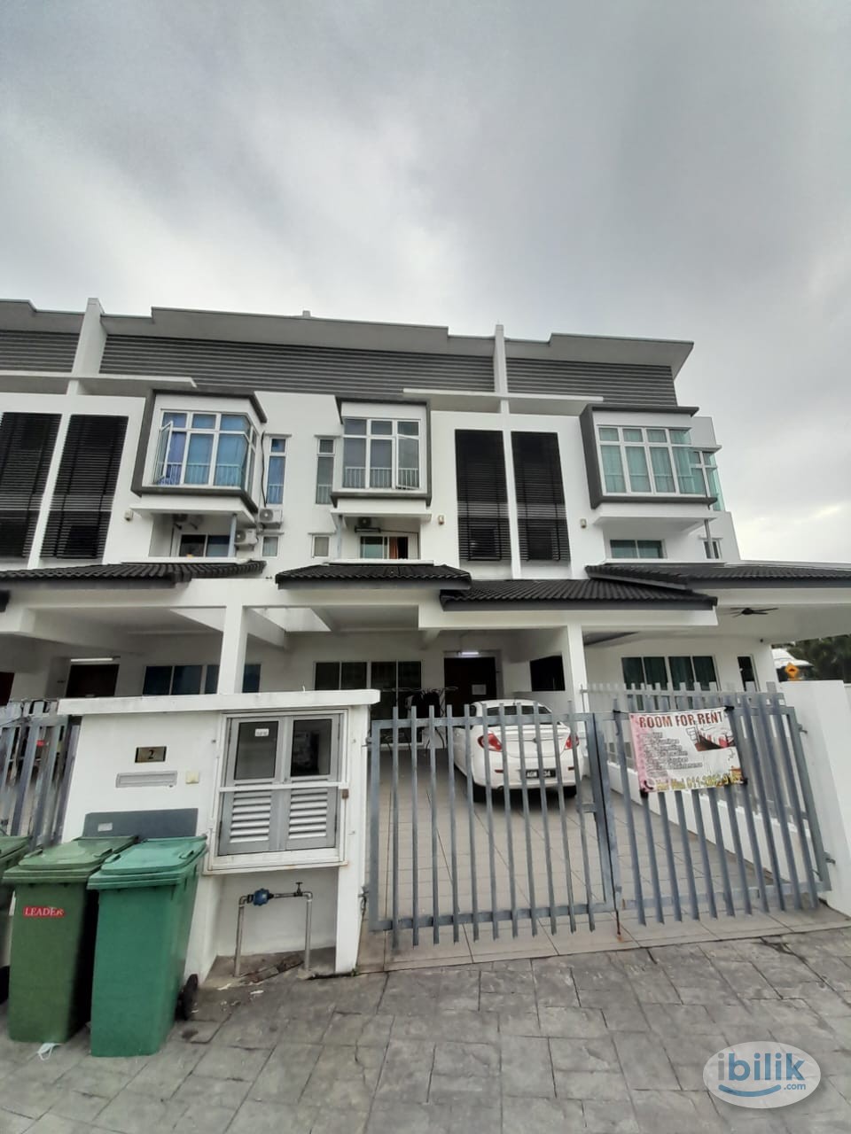 Image 5 of LRT TAMAN PARAMOUNT Middle Room with queen bed at TamanParamount - Room rental in 
