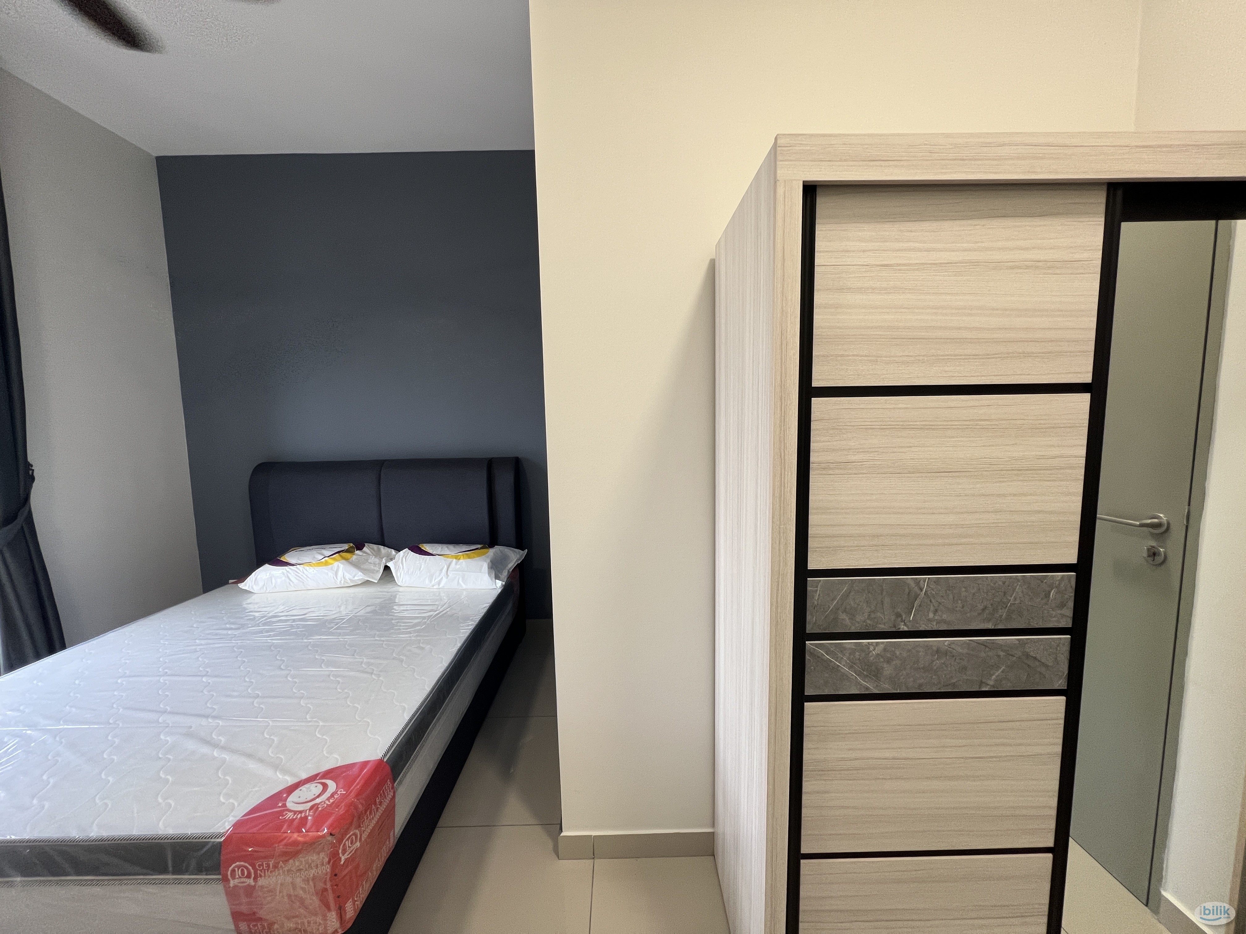 Image 2 of No Partition, Free Utilities, Female unit - Room rental in 