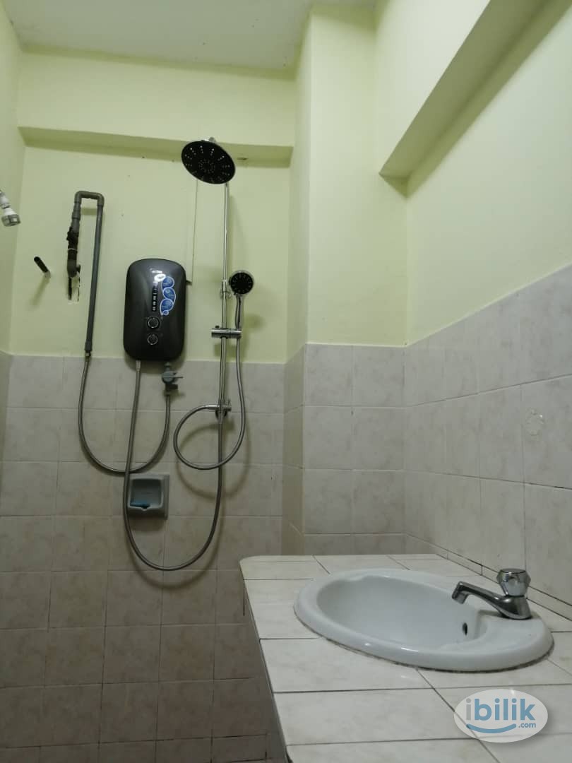 Image 2 of Master Room at Bukit Pandan 2, Pandan - Room rental in 