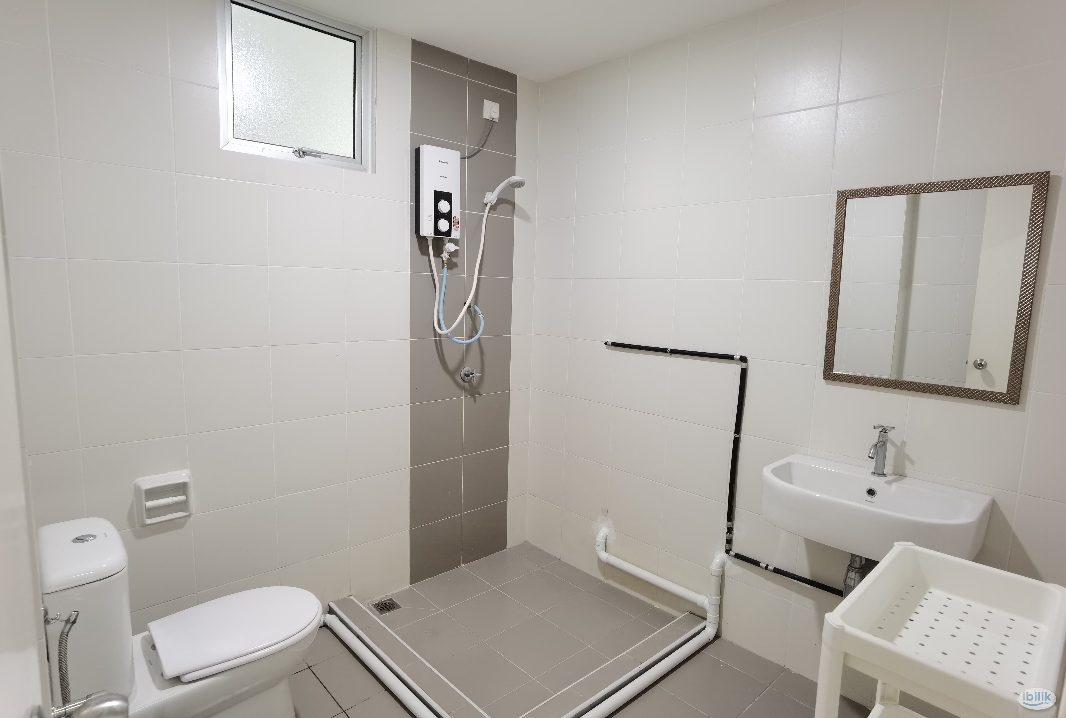 Image 1 of Middle Room For Rent At Elit Heights - Room rental in 
