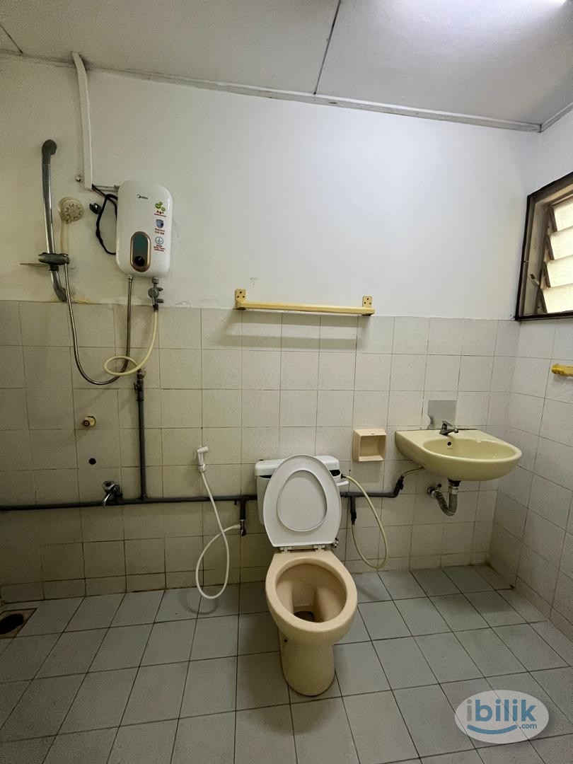 Image 4 of 🔥LOW DEPOSIT🔥BANDAR UTAMA MIDDLE ROOM FOR RENT 🏡🚶‍♂️‍➡️🚶‍♀️‍➡️8 MIN WALKING DISTANCE TO BU MRT🚆🚆 - Room rental in 
