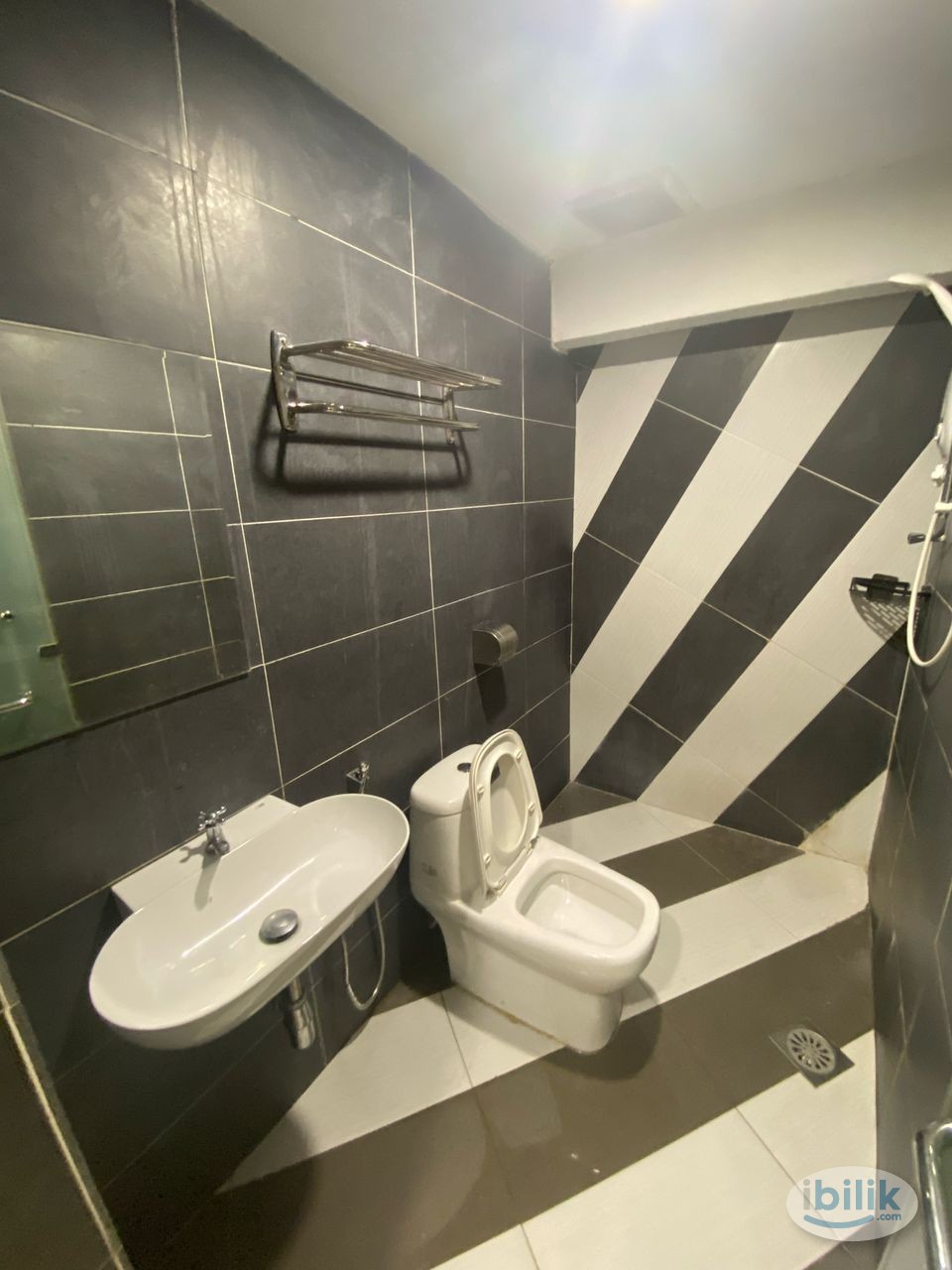 Image 2 of ✅Room with private bathroom for rent at Klang, 🚗8min drive to I-City /  Mercu Maybank / UITM Shah Alam - Room rental in 
