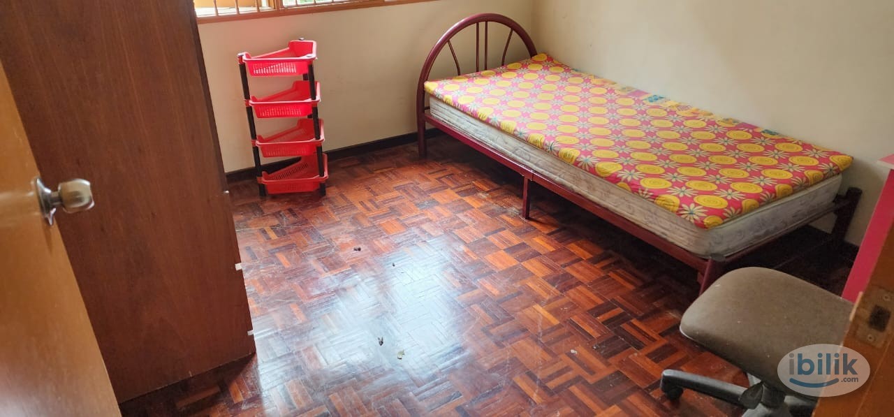Image 1 of Middle room for rent at Halaman Cendana - Room rental in 