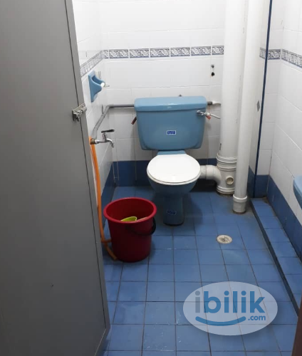 Image 2 of Middle room for rent at Halaman Cendana - Room rental in 