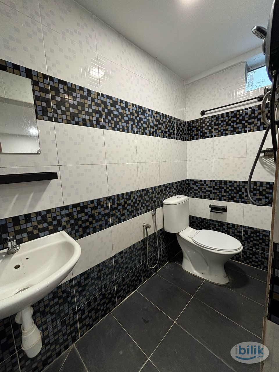 Image 2 of ZERO DEPOSIT Middle Room at Q On Hotel, Seri Kembangan, Selangor - Room rental in 
